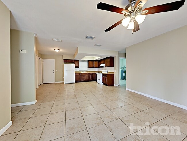 1218 Windsor Cir in Brandon, FL - Building Photo - Building Photo