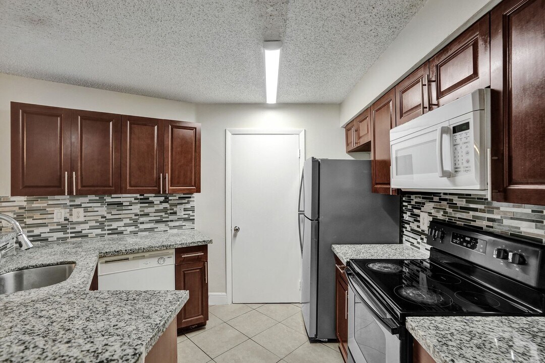 9999 Summerbreeze Dr in Sunrise, FL - Building Photo