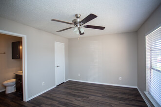 Cedar Point Apartments in Arlington, TX - Building Photo - Interior Photo