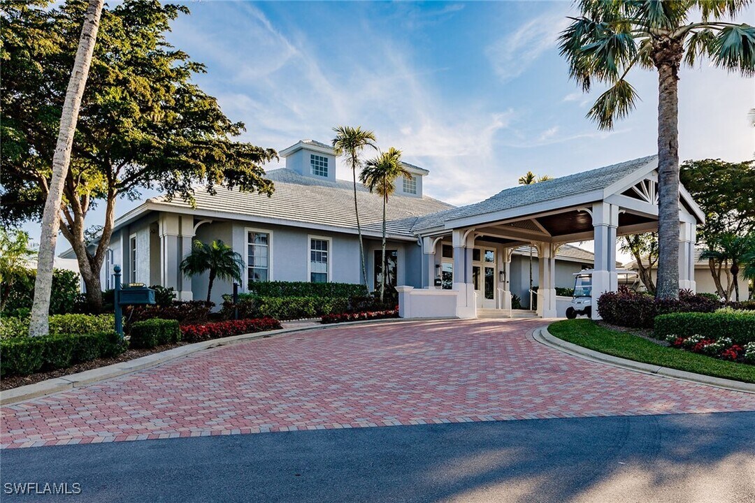 14819 Sterling Oaks Dr in Naples, FL - Building Photo