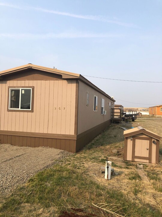 307 J Waldo Way in Acton, MT - Building Photo