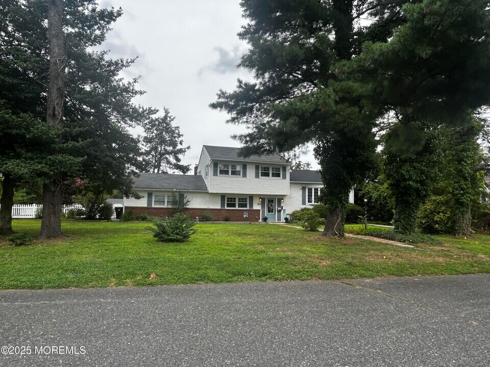 12 Winston Dr in Middletown, NJ - Building Photo
