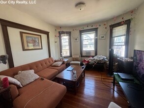 8 Foskett St, Unit 2A in Somerville, MA - Foto de edificio - Building Photo