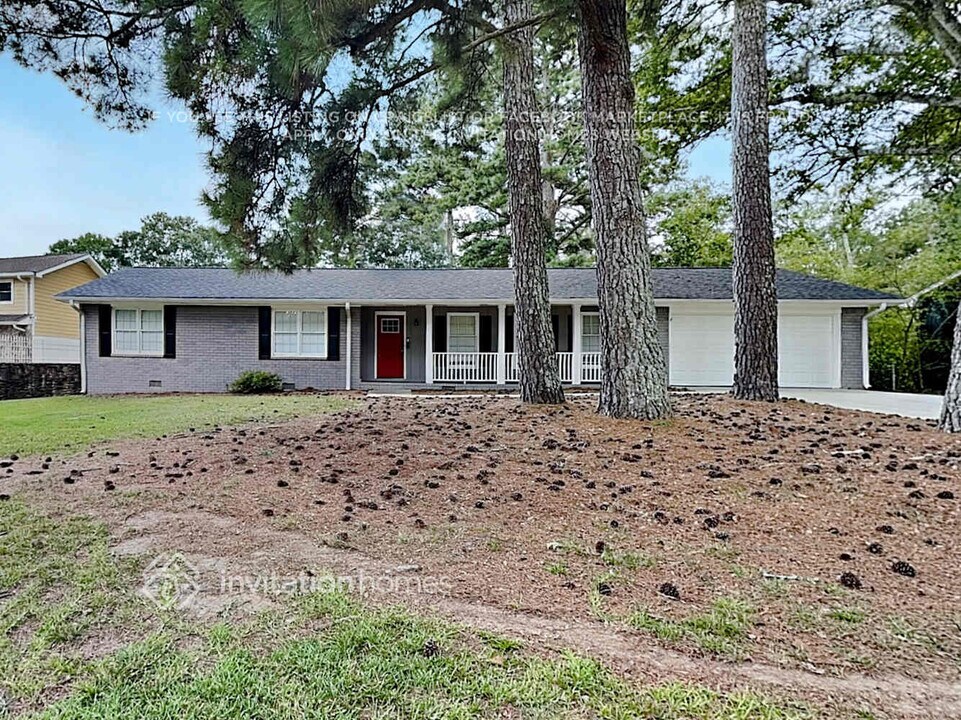 6411 Edenfield Dr in Lithonia, GA - Foto de edificio