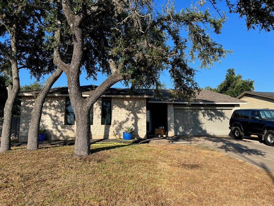 8207 Hanbridge Ln in Austin, TX - Building Photo