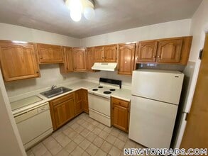 276 Grove St in Newton, MA - Building Photo - Building Photo