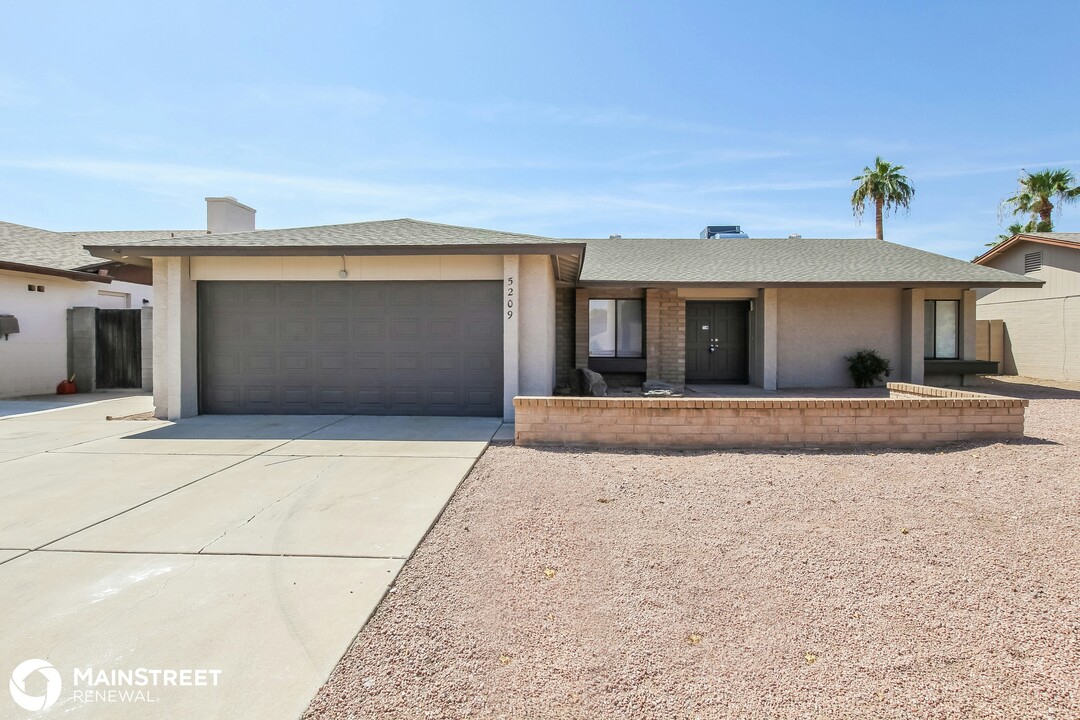 5209 W Poinsettia Dr in Glendale, AZ - Building Photo