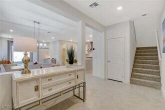 1561 Crowned Eagle St in Las Vegas, NV - Foto de edificio - Building Photo
