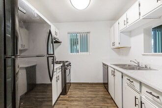 Magnolia City Lights Apartments in Los Angeles, CA - Foto de edificio - Building Photo