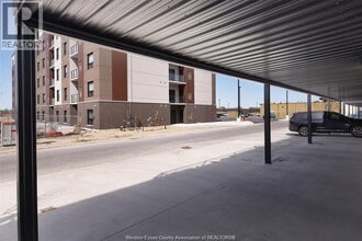 725 Brownstone Dr in Lakeshore, ON - Building Photo - Building Photo