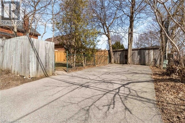 63 Lyons Ave in Brantford, ON - Building Photo - Building Photo