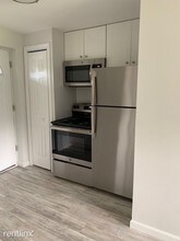 125 Cosey Beach Ave-Unit -Apt B2 in East Haven, CT - Building Photo - Building Photo