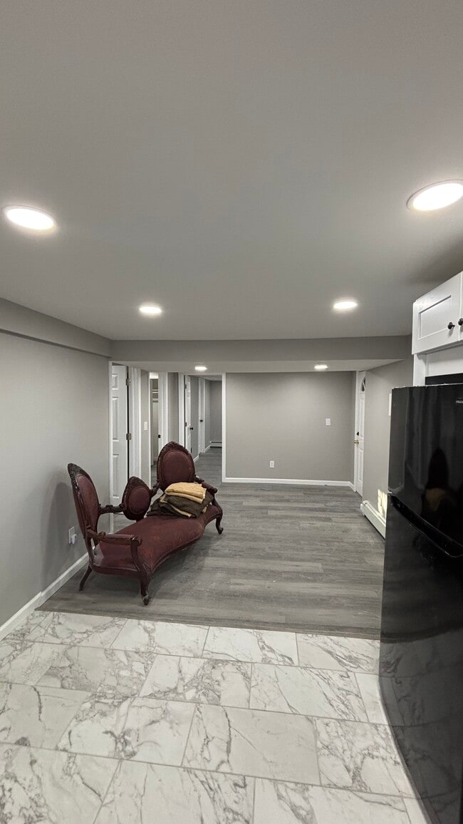 39 S 27th St, Unit Basement Apartment in Wyandanch, NY - Building Photo - Building Photo