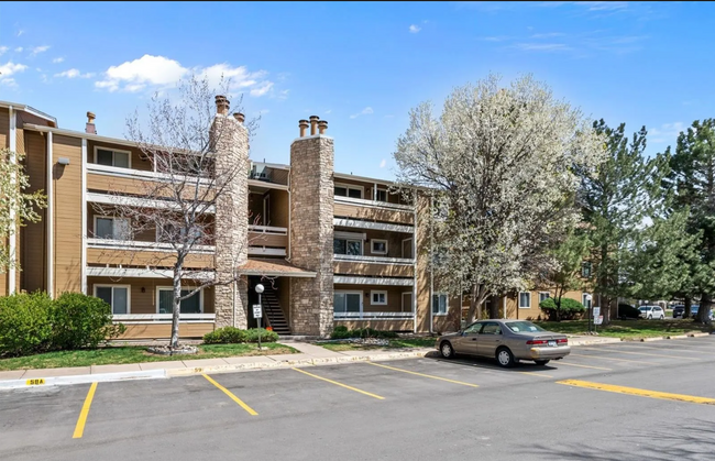 1074 S Dearborn St, Unit 307 in Aurora, CO - Building Photo - Building Photo