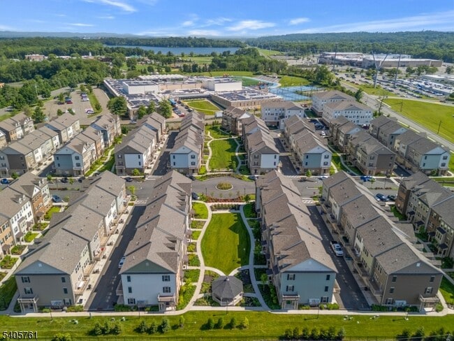 32 Cortland Ct in Livingston, NJ - Building Photo - Building Photo