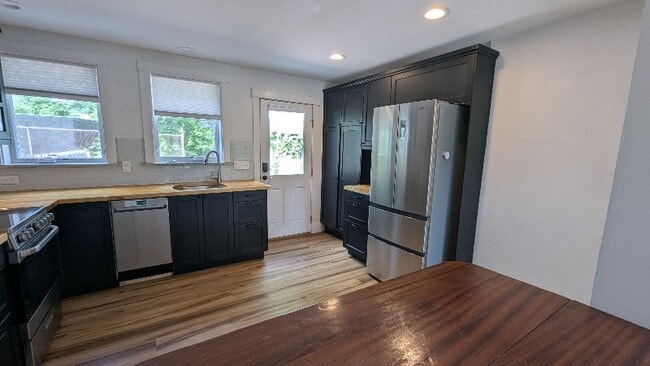 581 Kearsarge Way in Portsmouth, NH - Foto de edificio - Building Photo