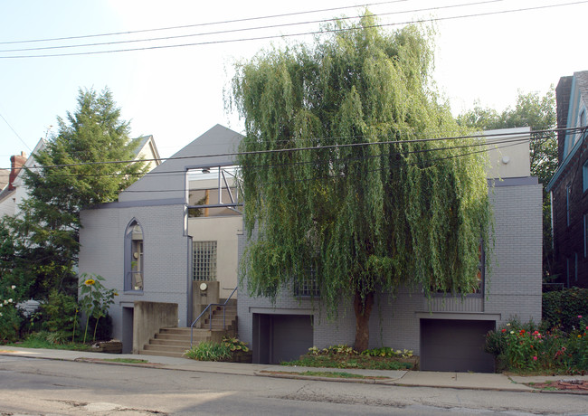 675 College St in Pittsburgh, PA - Foto de edificio - Building Photo