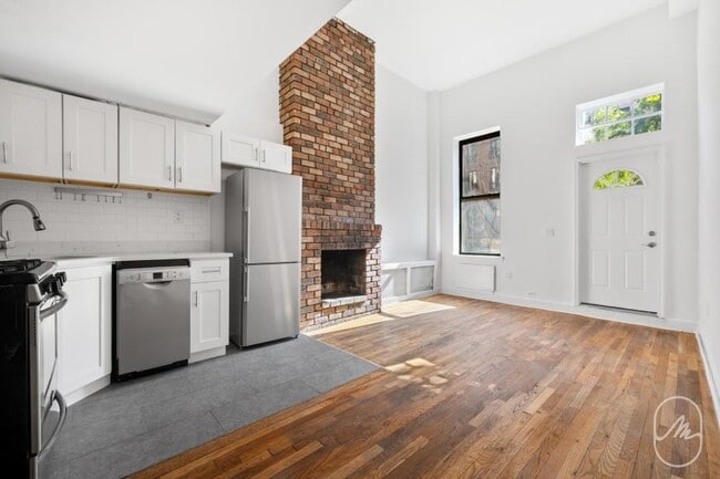 466 W 23 St in New York, NY - Building Photo - Building Photo