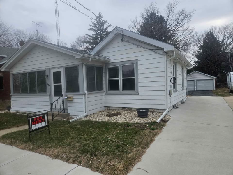 1737 17th St in Monroe, WI - Building Photo