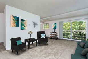 Indian Hills Apartments in Portland, OR - Building Photo