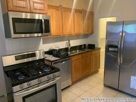 882 Huntington Ave in Boston, MA - Building Photo