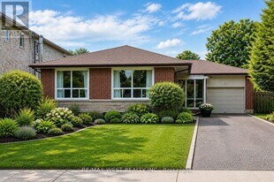 15 Hamlyn Crescent in Toronto, ON - Building Photo