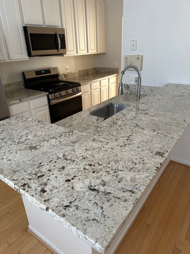 5939 Kirkcaldy Ln in Alexandria, VA - Building Photo - Building Photo