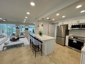 360 Alhambra Pl in West Palm Beach, FL - Building Photo - Building Photo