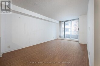 245 Davisville Ave in Toronto, ON - Building Photo - Building Photo