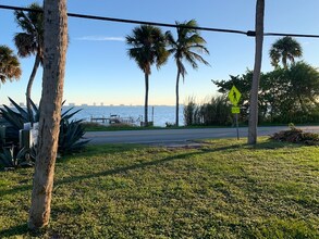 13825 S Indian River Dr in Jensen Beach, FL - Building Photo - Building Photo
