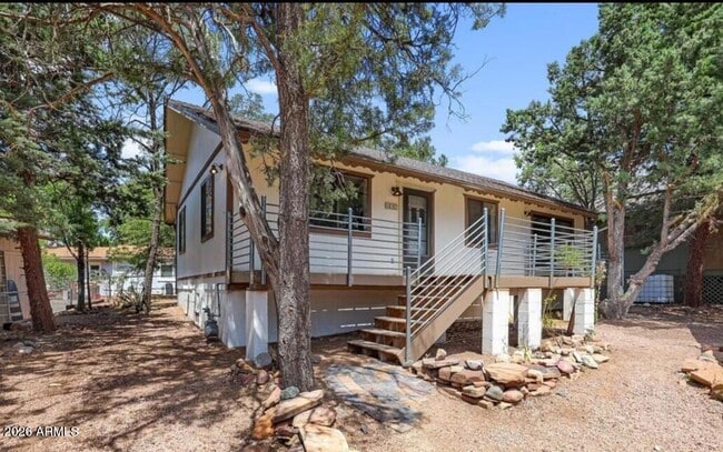 property at 608 N Luzern Cir