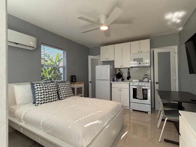 11050 Biscayne Blvd in Miami, FL - Building Photo - Building Photo