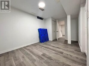 1068 Pepperbush Ct in Oshawa, ON - Building Photo - Building Photo