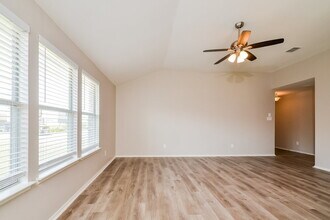 1232 Wenatchee Dr in Krum, TX - Foto de edificio - Building Photo