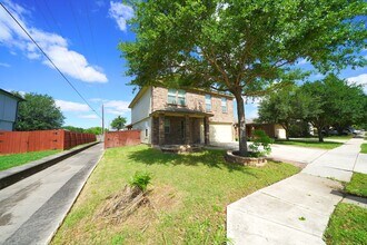 523 Diana Dr in Converse, TX - Building Photo - Building Photo