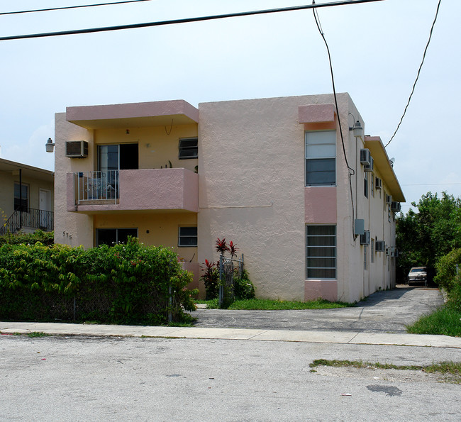 575 SW 11th St in Miami, FL - Building Photo - Building Photo