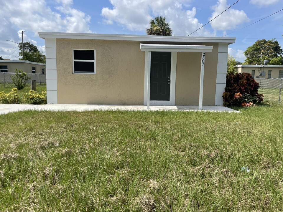 2507 Ave L in Fort Pierce, FL - Building Photo