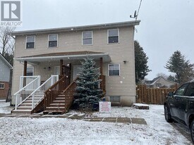 46 Sanford St in Barrie, ON - Building Photo