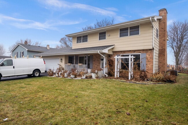 235 Ridge Dr in Dekalb, IL - Building Photo - Building Photo