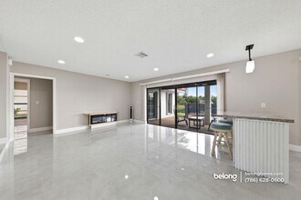 9460 NW 16th St in Plantation, FL - Foto de edificio - Building Photo