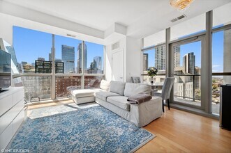 8 E Randolph St, Unit 10A in Chicago, IL - Foto de edificio - Building Photo