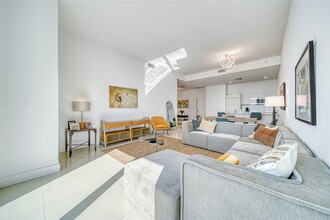 45 SW 9th St, Unit 4504 in Miami, FL - Building Photo - Building Photo