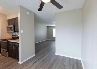 531 Bedford Rd, Unit 112 in Bedford, TX - Foto de edificio - Building Photo