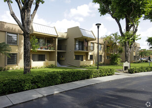 10413 N Kendall Dr, Unit B106 in Miami, FL - Building Photo - Building Photo