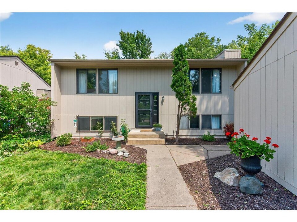16220 15th Ave N in Minneapolis, MN - Building Photo