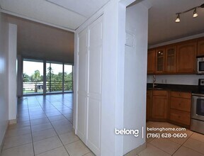 121 Royal Pk Dr, Unit 3A in Oakland Park, FL - Building Photo - Building Photo