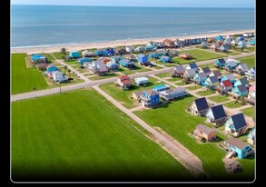 222 Sandpebble Pl in Surfside Beach, TX - Building Photo