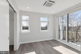 3449 Scotts Ln, Unit A318 in Philadelphia, PA - Foto de edificio - Building Photo