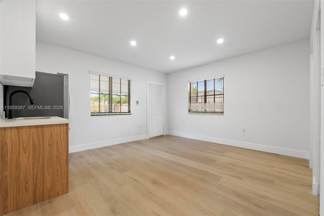 1060 Pasco Jose De La Luz Y Caballero Ct in Miami, FL - Building Photo - Building Photo