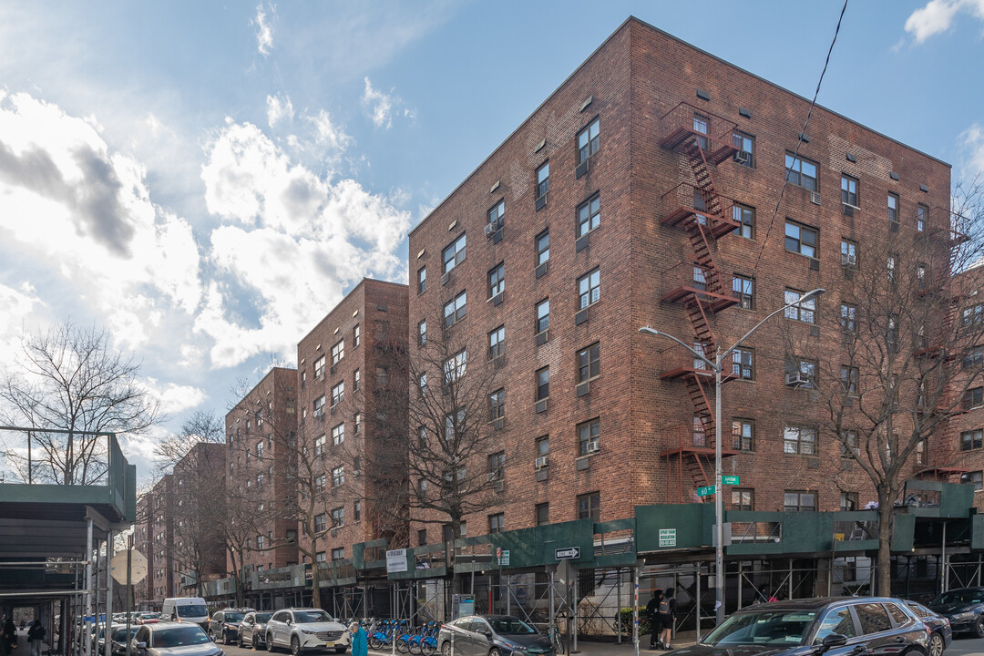 94-31 60th Ave in Flushing, NY - Building Photo